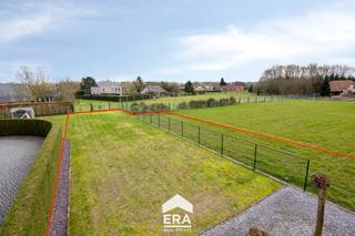 <p>Deze zuidgerichte bouwgrond is gelegen in het rustige en groene Kleine-Brogel, een deelgemeente van Peer. De omgeving staat bekend om haar kindvriendelijk karakter en aangename woonomgeving, waar rust en bereikbaarheid mooi samenkomen. Hier woon je in een kalme straat met een open gevoel, terwijl winkels, scholen en andere voorzieningen vlot bereikbaar blijven.</p>

<p>De bouwklare bouwgrond is paraat voor een open bebouwing met een perceeloppervlakte van 8a en 34ca. Dankzij de perceelbreedte van 18 meter en een bouwbreedte van 12 meter biedt dit perceel heel wat mogelijkheden om een ruime en comfortabele woning te realiseren. De Zuid-Oostelijk gelegen tuin zorgt bovendien voor optimale lichtinval en een zonnige buitenruimte waar het heerlijk vertoeven is.</p>

<p><strong>Enkele troeven:</strong></p>

<ul><li>Zuidgerichte tuin: Ideaal om de hele dag door van de zon te genieten in je toekomstige tuin of terras.</li><li>Ruim perceel: Met een oppervlakte van 8a en 34ca heb je voldoende ruimte voor een ruime woning en een mooie tuin.</li><li>Rustige ligging: Gelegen in een kindvriendelijke en aangename woonomgeving in Kleine-Brogel.</li><li>Goede bouwmogelijkheden: Dankzij de perceelbreedte van 18 meter en bouwbreedte van 12 meter zijn er tal van mogelijkheden voor een ruime woning.</li></ul>

<p><br />De volledige bouwvoorschriften kunnen via mail bezorgd worden. Denkt u eraan om uw eigen ding te doen in Kleine-Brogel? Contacteer ons dan via impact@era.be of via 089 46 48 63.</p>