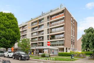 Voor meer info en foto’s, surf naar www.swevers.be – Ruim appartement met panoramisch uitzicht en garagebox nabij het centrum van Hasselt. Dit instapklare appartement biedt een aangename woonomgeving met veel lichtinval en een praktische indeling. De ruime leefruimte sluit aan op het terras waar u geniet van een open zicht over de omgeving. De keuken is functioneel ingericht en voorzien van de nodige toestellen. Verder beschikt het appartement over meerdere slaapkamers, een badkamer en voldoende bergruimte.<br /><br />Dankzij de centrale ligging bevinden winkels, scholen, openbaar vervoer en het bruisende stadscentrum van Hasselt zich op korte afstand. Bovendien zorgt de nabijheid van belangrijke invalswegen voor een vlotte verbinding naar omliggende gemeenten. Een extra troef is de privatieve garagebox, ideaal voor het veilig parkeren van uw wagen of extra opslagruimte.<br /><br />Dit appartement vormt een interessante opportuniteit voor wie op zoek is naar comfortabel wonen op een goed bereikbare locatie, zowel voor eigen bewoning als investering. Voor meer informatie, bel 011 255 155. Bron bewoonbare oppervlakte: EPC – verslag.