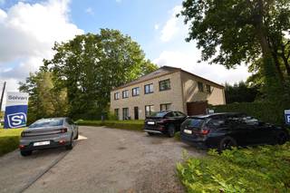 Instapklaar kantoorgebouw met een totale nuttige oppervlakte van 653 m² en ruime parking op een perceel van 2.207 m². Gelegen op een strategische liggen te Zandhoven met zeer goede bereikbaarheid via autosnelweg E34 en E313. Gelijkvloerse verdieping: inkomhal met ontvangstruimte, 6 afzonderlijke kantoren telkens met een oppervlakte van 11 m² tot 20 m²; landschapskantoor (45 m²), archiefruimte, apart sanitair voor dames en heren en ingerichte keuken. Verdieping 1: ruim landschapskantoor (110 m²), vergaderzaal (50 m²), apart bureel, archiefruimte, sanitair en kitchenette. Verdieping 2: appartement / conciërgewoning, bestaande uit: leefruimte, keuken, bureau, slaapkamer en badkamer. Voorts beschikt het gebouw nog over een ruime parking aan zowel de voor- als de achterzijde (> 20 staanplaatsen). Kwalitatief kantoorgebouw met alle modern comfort en commerciële visibiliteit! Eventueel opsplitsbaar. Kantoor is beschikbaar bij akte, appartement is verhuurd.