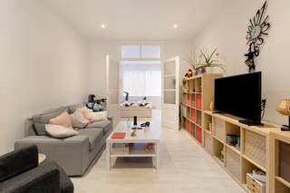 Gelijkvloers appartement met één slaapkamer en groot terras.Het appartement is gelegen in een kleinschalig appartementsgebouw en heeft een...