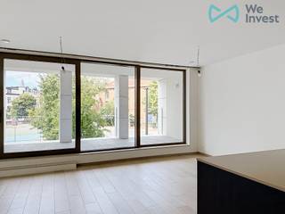 Interesse in dit appartement? Reageren kan enkel via 'Mijn huurprofiel' of via volgende link: https://wi-antwerpen-zuidrand.mijnhuurprofiel.be/property/82c649e3-10e6-4cf9-adfc-de75d2b78280<br /><br />Ben je op zoek naar een comfortabel en verzorgd appartement op een uitstekende locatie in Berchem?<br />Ontdek dit 2-slaapkamerappartement gelegen aan het Frans Van Hombeeckplein. Hier geniet je van een uitstekende ligging in een levendige buurt. In de directe omgeving vind je tal van gezellige horecazaken, supermarkten en scholen waardoor alle dagelijkse voorzieningen binnen handbereik zijn. Bovendien ligt het station Antwerpen-Berchem op wandelafstand en op slechts 10 minuten sta je in het bruisende stadscentrum van Antwerpen. Een ideaal appartement voor wie comfortabel wil wonen met een vlotte verbinding naar de stad en daarbuiten. <br /><br />Indeling:<br />Je komt binnen in een ruime, lichtrijke woonkamer met een open, volledig geïnstalleerde keuken – een aangename plek om te koken en te ontspannen.<br />Vanuit de woonkamer heb je toegang tot een aangenaam terras, groot genoeg voor een tafel en stoelen om te genieten van de buitenlucht.<br /><br />Het appartement beschikt over 2 slaapkamers met uitzicht op het gezellige binnenplein van het complex. <br />De badkamer is uitgerust met een dubbel lavabomeubel en een ruime inloopdouche. <br /><br />Verder is er een ondergrondse autostaanplaats en een ruime private kelderberging inbegrepen in de huurprijs. <br /><br />Interesse in dit appartement? Reageren kan enkel via 'Mijn huurprofiel' - zie link bovenaan beschrijving.