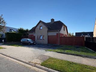 <p><span>Vrijstaand wonen met 3 slaapkamers, een gezellige tuin en een royaal overdekt terras!</span></p><p><span> </span></p><p><span>Op zoek naar een comfortabele gezinswoning waar je ook buiten volop kunt genieten? Aan de Schoolstraat 103 in Dilsen-Stokkem vinden we deze vrijstaande woning uit 2005, gelegen op een perceel van 5a53ca. Met drie slaapkamers, een inpandige garage en een bijzonder aangenaam overdekt terras biedt deze woning een mooie combinatie van wooncomfort en praktische ruimte.</span></p><p><span> </span></p><p><span>Via de inkomhal met afzonderlijk gastentoilet komen we in de lichtrijke leefruimte. Hier is plaats voor een gezellige zithoek en een volwaardige eetplaats. De grote raampartijen zorgen voor een mooi zicht op de tuin en verbinden het dagelijkse leven binnen met het terras buiten.</span></p><p><span> </span></p><p><span>De afzonderlijke keuken beschikt over veel kast- en werkruimte en ingebouwde toestellen. Dankzij het ruime raam geniet je ook hier van aangenaam daglicht.</span></p><p><span> </span></p><p><span>Op de verdieping bevinden zich drie slaapkamers, die je naar eigen behoefte ook als bureau, dressing of hobbykamer kunt gebruiken. De badkamer is uitgerust met een douche/bad, wastafel en toilet. De inpandige garage biedt daarnaast praktische ruimte voor de wagen, wasvoorzieningen en extra opslag.</span></p><p><span> </span></p><p><span>Een absolute blikvanger is het ruime overdekte terras achteraan. Hier kun je uitgebreid tafelen met familie, ontspannen in een loungeset of beschut genieten van het buitenleven. Het terras sluit aan op de omsloten tuin met gazon en beplanting, een fijne plek om te spelen, te tuinieren of tot rust te komen. Ook naast de woning is een overkapping aanwezig, handig voor fietsen of tuinmateriaal.</span></p><p><span> </span></p><p><span>De ligging in een woonwijk in Dilsen combineert een residentiële omgeving met de bereikbaarheid van het centrum en de dagelijkse voorzieningen. Scholen, winkels en ontspanningsmogelijkheden in de omgeving maken dit een aantrekkelijke uitvalsbasis voor het gezinsleven.</span></p><p><span> </span></p><p><span>De woning beschikt over 143 m² bruikbare vloeroppervlakte volgens het EPC, centrale verwarming met een condenserende gasketel en EPC-label C met een energiescore van 218 kWh/m²/jaar. Ook de elektriciteit is conform.</span></p><p><span> </span></p><p><span>Een vrijstaande woning met een praktische indeling, drie slaapkamers en een buitenruimte die uitnodigt om van te genieten. Kom zelf ontdekken wat Schoolstraat 103 te bieden heeft!</span></p><p><span> </span></p><p><span>De woning is momenteel verhuurd aan 1.300 per maand, waarbij de bewoners voorzien om de woning binnen zes maanden vanaf 1 oktober 2026 te verlaten.</span></p><p><span> </span></p><p><span>Meer informatie of een bezoek ter plaatse?</span></p><p><span>Contacteer Robin Raeven – Jemar via 0484 35 73 08 of robin@jemar.be.</span></p>