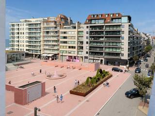 Dit appartement op de 4e verdieping bevindt zich op een strategische centrumlocatie nabij de Lippenslaan en de Kustlaan. De winkels liggen voor de deur en het strand bevindt zich op korte wandelafstand. Het interieur werd volledig vernieuwd, waarbij gekozen is voor een eigentijdse stijl die afwijkt van de standaard renovatie. Bovendien is het volledige appartement uitgerust met vloerverwarming, wat zorgt voor een aangenaam en constant leefcomfort.<br /><br />Bij binnenkomst valt meteen de lichtinval in de woonkamer op. De open keuken staat in direct contact met de leefruimte en is voorzien van een royaal werkblad in natuursteen. Dit materiaal keert ook terug in de badkamers, wat zorgt voor een mooie samenhang doorheen de woning. Aan de keuken is een vaste zitbank geïntegreerd. Vanaf deze plek kijkt u zijdelings uit richting het Lichttorenplein en de zee.<br /><br />Het plan telt drie slaapkamers. De twee ruime slaapkamers beschikken elk over een eigen badkamer en op maat gemaakte dressingkasten die zorgen voor rust en esthetiek. Beide vertrekken geven rechtstreeks toegang tot het grote zonneterras aan de achterzijde. De derde kamer is slim benut als slaaphoek met een ingebouwd stapelbed. Een wand in gekleurd glas brengt hier daglicht binnen zonder in te boeten op privacy.<br /><br />Dit eigendom op Kustlaan 16 combineert een doordachte architectuur met een sterke centrumlocatie. Het is daarmee de ideale kans voor wie op zoek is naar een waardevolle vastgoedinvestering of een comfortabel tweede verblijf aan de kust.<br /><br />Een bezoek inplannen kan via 0472 26 65 17 of info@immonano.be.