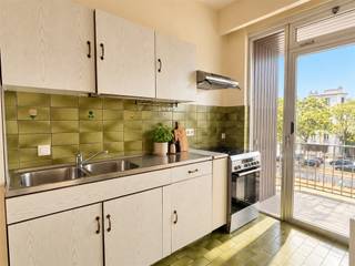 Surf naar www.abricasa.be en plan jouw verhuurafspraak in samen met onze digitale assistente Alice!Fijn appartement met 2 slaapkamers op 't Zuid!Via de lift/trap bereik je het appartement op de 3e verdieping. Vooraan bevindt zich de ruime en lichtrijke leefruimte, de keuken met berging en een balkon. Via de inkomhal heb je toegang tot de aparte toilet en de badkamer met bad/douche en aansluiting voor een wasmachine en droogkast. De twee slaapkamers van 13 & 9m² bevinden zich achteraan en geven beide toegang tot het aangename terras van 5m². Het appartement heeft een prachtig uitzicht en is gelegen op een toplocatie. - NIET GEMEUBELD- EPC: 241 kWh/m²jaar - Maandelijkse kosten: 110,- euro bevatten: provisie water, onderhoud & verbruik gemeenschappelijke delen - Huurwaarborg: 2.700,- euro (3 maanden huur) - Beschikbaar: onmiddelijk- Type contract: Bepaalde duur (1 jaar) (nadien verlengbaar)- Adres: Amerikalei 91 - 2000 ANTWERPENWens je jouw huis, appartement, bouwgrond of opbrengsteigendom te verkopen? Op zoek naar een vastgoedmakelaar voor de verhuur of het beheer van jouw eigendom(men)? Abricasa staat voor een persoonlijke én actieve vastgoedbegeleiding van A tot Z! Bel ons voor een vrijblijvende afspraak op 03 259 04 04 of spring binnen op ons kantoor te Kasteelstraat 58 - 2000 Antwerpen!