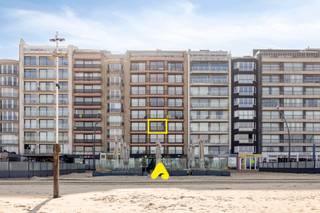 <strong>Studio met slaaphoek én frontaal zeezicht</strong><br /><br />De ruime studio met slaaphoek is gelegen op de 3e verdieping van de Residentie Wings en dit op de Zeedijk alsook op 100m van de winkelstraat.<br /><br />De studio omvat een ruime slaaphoek waarbij er de mogelijkheid is voor het plaatsen van een tweepersoonsbed.<br />Een lichtrijke leefruimte voorzien van een volledig ingerichte keuken.<br />De badkamer beschikt over een ligbad, lavabomeubel en toilet.<br /> <br />Kelder inbegrepen in de ondergrondse.<br /><br /><strong>TROEVEN :</strong>
<ul>
	<li>Zeezicht</li>
	<li>Gunstig EPC-label B</li>
</ul>
<em>Let op : de foto’s met een sterretje rechtsonder zijn AI-gegenereerd om een beter beeld te geven van de mogelijke inrichting.</em><br /> 