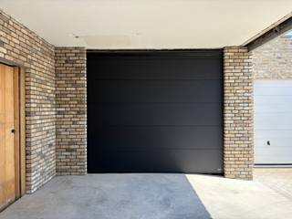 <span>Deze opslagruimte/ loods van +/- 255m2 is gelegen in de Hugo Verriesstraat in Izegem.</span><br /><br /><span>De opslagruimte heeft een hoogte van +/- 3 meter. De opslagruimte/ loods bestaat uit een gelijkvloers verdiep van 185m2 en een 2e verdiep van 70m2. Het is mogelijk om aanvullende kantoren te realiseren.<br /><br />U kan vrij inrijden met een ruime doorgang waar u vervolgens terechtkomt op een site van diverse garageboxen en opslagruimtes. </span><br /><br /><span>Afmetingen sectionale poort: 3,5m breedte en 2,85m hoogte.</span><br /><br /><span>De opslagruimte is uitgerust met een sectionaalpoort, water, gas en zware elektriciteit.</span>