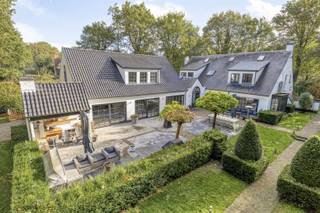 <p><span>Stijlvol en tijdloos wonen in Schilde</span></p><p><span>Deze exclusieve villa combineert een moderne, luxueuze afwerking met een warme, huiselijke sfeer. <br />Ideaal voor wie houdt van comfort, privacy en verfijnde details.<br /><br />Rustig gelegen in de </span><span>mooiste residentiële wijk</span><span> van Schilde, met vlotte verbindingen naar winkels, scholen, Schilde centrum, ’s-Gravenwezel en Antwerpen.</span></p><p><span>Bij binnenkomst word je verwelkomd in een ruime inkomhal met vestiaire en gastentoilet.<br />De leefruimte, voorzien van airco,  op eiken parket, baadt in het licht dankzij grote raampartijen met door elk raam een heerlijk zicht op de tuin.<br />De open haard zorgt voor een gezellige, luxueuze sfeer. Heerlijk in deze herfstperiode om aan de haard te genieten van een cosy avond.<br /><br />De eetkamer is de verbinding tussen de leefruimte en de keuken.</span></p><p><span>De </span><span>Italiaanse keuken</span><span> is een echte eyecatcher! <br />Volledig uitgerust met hoogwaardige toestellen (combi oven/magnetron, stoomoven, gas en inductiekookplaat, vaatwasser, wijnkoeler, ...), een groot kookeiland en een stijlvolle afwerking met natuursteen werkblad.<br />De grote boogramen geven langs beide kanten uit op gezellig terrassen.</span></p><p><span>Aansluitend vind je een ruime praktische </span><span>bijkeuken met tweede vaatwasser , kookplaat en Amerikaanse koelkast met berging/wasruimte</span><span>, technische ruimte.<br /><br /></span></p><p><span>Grenzend aan de keuken bevindt zich een oase van rust. <br />Een stijlvolle wellnessruimte met verwarmd binnenzwembad (met automatische rolluik), aparte badkamer met sunshower, Japans toilet, kleedkamers en een separaat ligbad met uitzicht op de tuin.<br />De grote schuiframen kunnen volledig open, waardoor binnen en buiten naadloos in elkaar overvloeien.<br />Een plek om te ontspannen na een drukke dag, om te genieten met het gezin, of gewoon om even alles los te laten.<br /><br /></span></p><p><span>Op de bovenverdieping bevindt zich een </span><span>charmant studio-appartement of polyvalente ruimte.</span><span><br />Een open, lichtrijke leefruimte met een gezellige zithoek, grote beamer tv, airco, bureel/eethoek en een compacte kitchenette.<br />Dankzij het hoge plafond tot in de nok en de zichtbare balken voel je meteen de ruimte en warmte van deze plek.<br />De aparte, lichte, slaapkamer heeft een open badkamer met ligbad onder de Velux en een regendouche. Er is airco en overal vloerverwarming.<br /><br />Pure zachtheid en comfort, tot in elk detail.</span></p><p><span>Verder is er nog een dubbele inpandige garage met automatische poort.<br /><br /></span></p><p><span>Verdieping</span></p><p><span>Via de inkomhal komen we op de eerste verdieping.<br />Hier bevinden zich 4 ruime slaapkamers, elk op eiken parketvloer en voorzien van airco.<br />Een marmeren badkamer met dubbele lavabo, inloop regendouche. Apart Japans toilet.<br /><br />De master beschikt over een luxueuze dressing, luxe badkamer met zeer ruime inloop regendouche en dubbele wastafel in echt marmer.</span></p><p><span>Dressing/berging met vaste trap naar de zolderverdieping, voorzien van veluxramen.Deze is volledig afgewerkt.<br />Ideaal als extra opslagruimte of extra kamers?</span></p><p><span> </span></p><p><span>Buitenleven &amp; ontspanning</span></p><p><span>In deze Zuid-gerichte tuin is het heerlijk vertoeven. Een oase van rust en privacy.<br />Er is een ruim zonneterras, met overdekt terras met haard. Meerdere gezellige zithoeken.<br />Een party-corner met fruitbomen zoals kersen, peer, appel, pruim en een moestuin.</span></p><p><span>De tuin is volledig omheind en voorzien van automatische verlichting. Ideaal ook voor kleine kinderen of huisdieren.</span></p><p><span><br />Bijzonderheden</span></p><ul><li><span>Bouwjaar: 1974 – renovatiejaar 2021/2022</span></li><li><span>Bewoonbare oppervlakte: ca. 540 m²</span></li><li><span>Perceelbreedte: ca 45m</span></li><li><span>Hoogwaardige materialen en tijdloze architectuur</span></li><li><span>Energiezuinige woning met vloerverwarming</span></li><li><span>Automatische poort en dubbele garage</span></li></ul><p><span> </span></p><p><span>Deze villa is niet zomaar een woning. Het is een harmonieuze combinatie van elegantie, comfort en kwaliteit.<br />Een plek waar je elke dag het gevoel hebt op vakantie te zijn, omringd door rust, ruimte en stijl.</span></p><p><span>Informatieplicht: Vergunning uitgereikt – woonpark – geen rechtelijke herstelmaatregel of bestuurlijke maatregel opgelegd – geen voorkooprecht – verkavelingsvergunning –  geen klim aanwezig – niet overstromingsgevoelig P-score  A &amp; G-score A – EPC 193 kWh/m² - EK conform - asbest 2 asbestmaterialen - 1 beperking - 0 uitsluitingen.</span></p><p><span> </span></p>