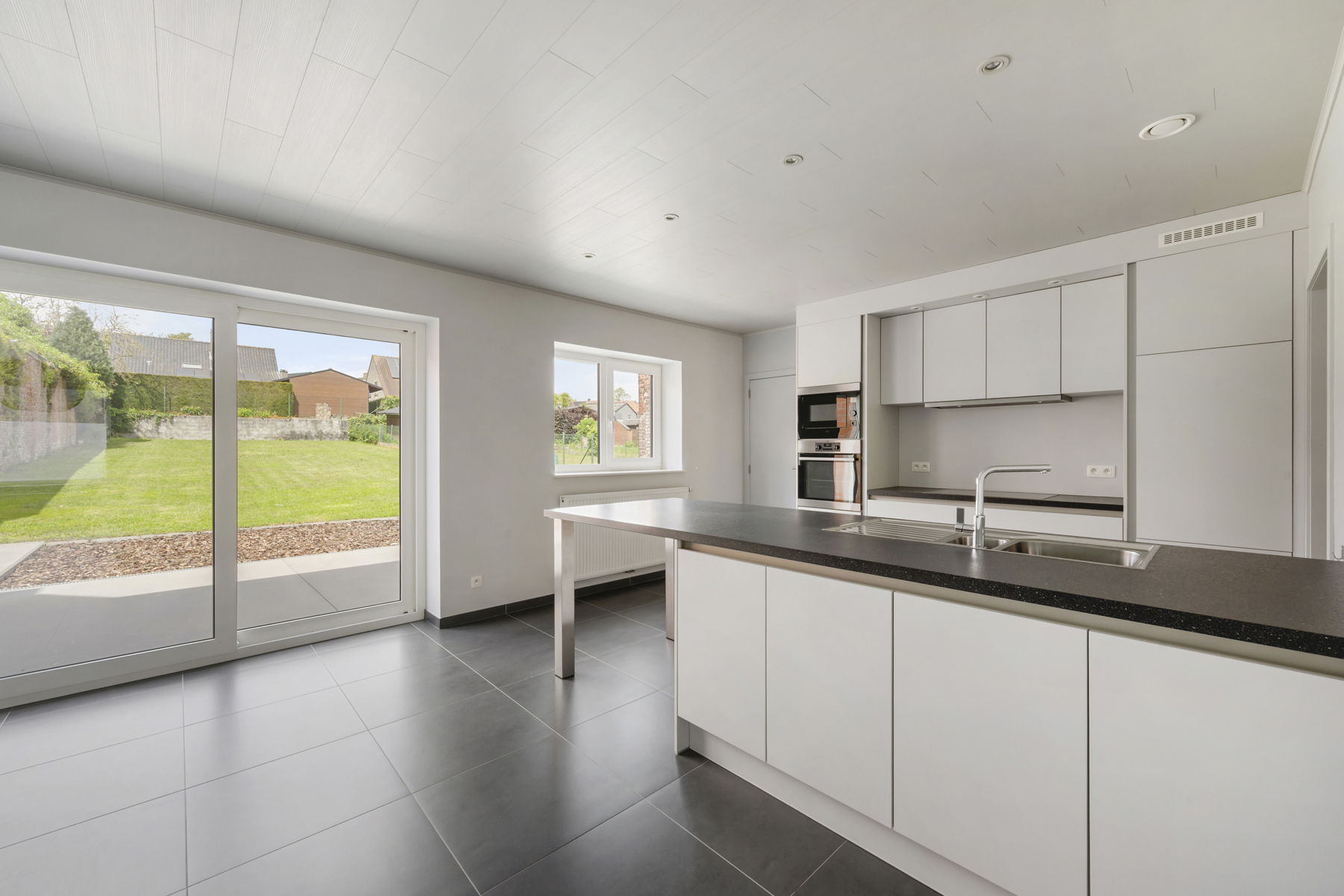 Gerenoveerde woning met inpandige garage (uitweg), veel berging én ruime tuin - foto 5
