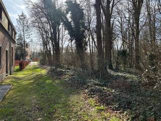 Groot stuk bos gelegen in grotendeels woonparkgebied en een deel in natuurgebied. Het totale perceel bedraagt 6175m². Pscore: D -...