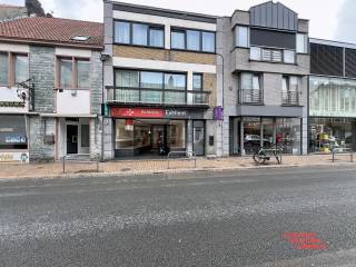 Dit uitstekend gelegen handelspand bevindt zich in het bruisende centrum van Oostkamp, waardoor het een ideale locatie is voor diverse commerciële activiteiten. De ruimte beschikt over een ruime etalage die zorgt voor optimale zichtbaarheid en veel natuurlijk licht binnenbrengt, wat bijdraagt aan een aangename werksfeer.<br /><br />Binnen beschikt het pand over een goed uitgeruste keuken, een praktische archiefruimte en een aangename tuin, wat niet alleen zorgt voor extra comfort, maar ook diverse mogelijkheden biedt voor de dienstensector. Dankzij deze veelzijdige indeling is het pand zeer geschikt voor een breed scala aan zakelijke toepassingen.<br /><br />De ligging in het hart van Oostkamp, met alle voorzieningen en openbaar vervoer in de nabijheid, maakt dit pand bijzonder aantrekkelijk voor ondernemers die een strategische uitvalsbasis zoeken. Of u nu een winkel, kantoor of dienstverlenend bedrijf wilt starten, deze locatie combineert zichtbaarheid met functionaliteit op een uitstekende manier.<br /><br />Totale oppervlakte winkelruimte 178 m2<br />Onroerende voorheffing ten laste van de huurder 