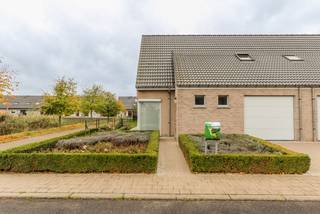 In de rustige en kindvriendelijke Schilderswijk te Zwevegem bevindt zich deze recente halfopen woning op een perceel van 336 m² met een bewoonbare oppervlakte van 130 m².<br />De woning biedt een uitstekende combinatie van comfort, ruimte en energiezuinig wonen in een aangename woonomgeving.<br /><br />Indeling:<br /><br />Inkomhal met gastentoilet<br /><br />Gezellige en lichtrijke leefruimte met zicht op de tuin<br /><br />Volledig ingerichte, moderne keuken<br /><br />3 volwaardige slaapkamers<br /><br />Moderne badkamer met bad, douche en dubbele wastafel<br /><br />Inpandige garage met automatische poort<br /><br />Zuidwest georiënteerde tuin met terras en tuinberging<br /><br />Private parkeerplaats voor de woning<br /><br />Troeven:<br /><br />Recente, energiezuinige woning<br /><br />Zonnige tuin ideaal om te genieten van lange zomeravonden<br /><br />Rustige ligging nabij scholen, winkels en belangrijke verbindingswegen<br /><br />Wenst U graag een bezoek? Vul dan nu uw huurprofiel aan via de groene knop