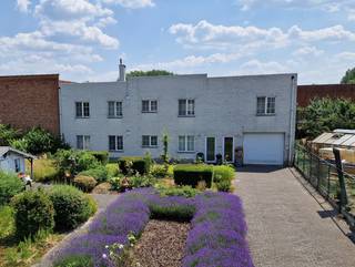 This spacious apartment in Boortmeerbeek is ideal for those seeking comfortable and conveniently located living. Built in 2001, the apartment...