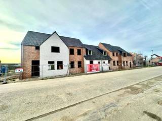 Rustig gelegen nieuwbouwwoning op 253 m².<br /><br />De woning bestaat uit:<br />Gelijkvloers: inkomhal - gastentoilet - trap naar boven- woonkamer - open keuken met aanlsuitende berging- zonnige tuin<br />Verdieping: drie slaapkamers - ingerichte badkamer met meubel en bad/douche - toegang tot zolder met zoldertrap.<br /><br />Wenst u meer info over deze prachtige nieuwbouwwoning? Bel 0494 73 44 49 of mail naar celine@grouptrybou.be