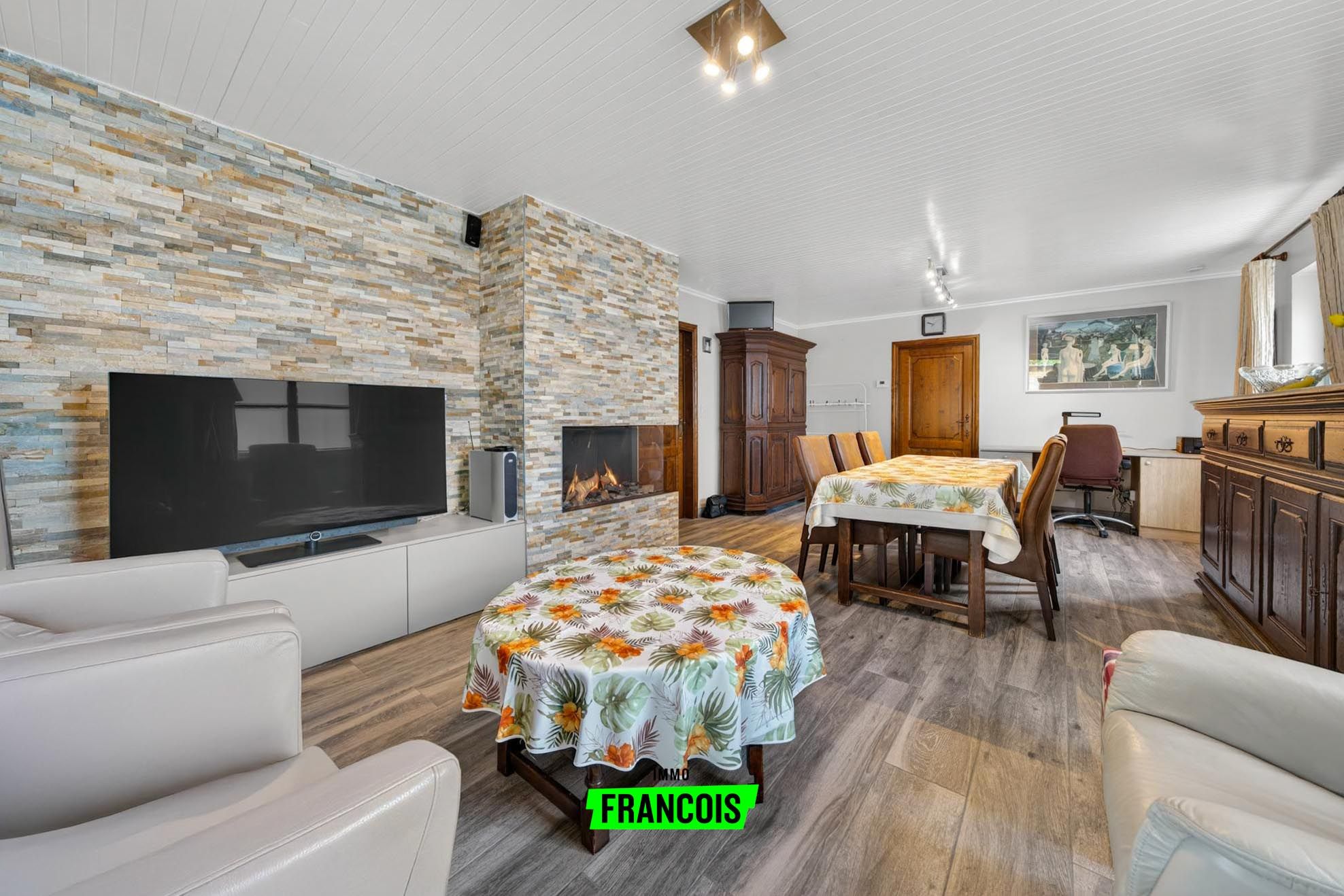 Instapklare gezinswoning met 3 slaapkamers, garage en 18 zonnepanelen te koop! - foto 4