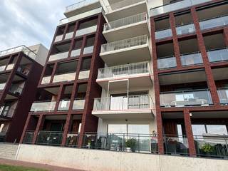 ✨Gezellig, recent & instapklaar wonen met ruim terras! 🌿<br /><br />Op zoek naar het perfecte huurappartement?<br />Dit recent geschilderde 2-slaapkamerappartement op de eerste verdieping combineert comfort, ruimte en een topafwerking.<br /><br />De troeven op een rij:<br />☀️ Royaal terras: Geniet van buitenruimte op je terras van 2 x 5 meter.<br />🛋️ Lichte leefruimte: Gezellige woonkamer met aansluitend een volledig uitgeruste keuken (oven, vaatwasser & koelkast met vriesvak voor je favoriete pizza!).<br />🍳 Praktisch: Aangrenzende berging bij de keuken + een inkomhal.<br />😴 2 Slaapkamers: Ruim en rustig gelegen.<br />🛁 Badkamer: Voorzien van een ruim bad mét douchemogelijkheid.<br />🚽 Apart toilet: Modern hangtoilet.<br />🚗 Parkeren & Berging: Inclusief private ondergrondse autostaanplaats (nr. 10) en een eigen kelderberging (nr. 39).<br />🚲 Fietsvriendelijk: Overvloed aan private én publieke fietsenberging.<br />Instapklaar, fris geverfd en klaar voor jouw meubels! 🔑<br />📞 Interesse? Neem snel contact op voor een bezoek!<br /><br />#TeHuur #AppartementTeHuur #Immo #Instapklaar #Huren #Droomwoning #Vastgoed #Terras #Wonen<br /><br />Bekijk ons filmpje : Rietvoornstraat 24 b 101, Harelbeke, parking 10; kelder 39<br /><br />EPB : 29 kWh/m² (Super goed !!) - Pand is aangesloten op het warmtenet van de verbrandingsoven.<br />Vrij : 01 september 2026<br />HP : € 850 + €50/m<br />HWB : 3 maanden, zijnde 3x850 euro, 2.550,00 geblokkeerd op naam van de huurder<br />Huurcontract : 9j<br />Bel Guillaume 056/705262 optie verhuur