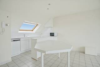 Gezellig appartement (67 m²) met overdekt terras + grote zolder nabij de Markt<br />Dit charmante appartement in Nieuwpoort-Stad gelegen op een zucht van de Markt, geniet u hier van de rust en de gezelligheid van de stad, met alle voorzieningen binnen handbereik.<br />Indeling:<br />Inkom met apart toilet, leefruimte met open keuken (voorzien van toestellen), praktische berging, badkamer met ligbad en een ruime slaapkamer (13 m²) met toegang tot de zolder (24 m²)<br />Mogelijkheid tot bijkopen garage achteraan het gebouw!<br />KIJKDAG zaterdag 1/8 van 13u30 u tot 15u (inschrijven via residentievastgoed.be)<br />EPC: F<br /><br />(Ref. NI27166)