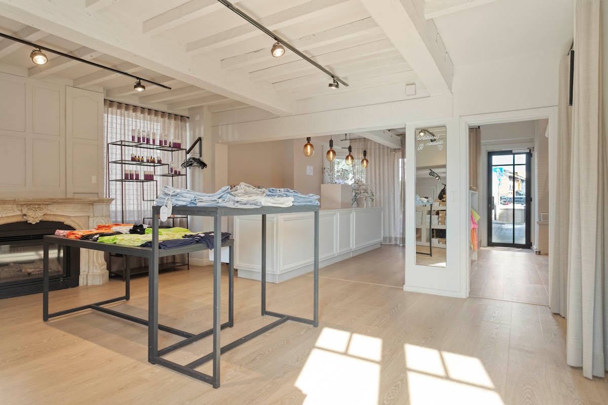 Ready to move in commercial building in a prime location in Pittem! - photo 2