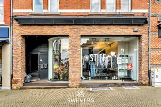 Voor meer info en foto’s, surf naar www.swevers.be – instapklaar handelspand met veel potentieel in het centrum van Beringen. Dit commerciële pand...