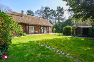 <p><span>Spacieuse maison familiale avec potentiel dans un cadre unique et verdoyant</span></p><p><span> </span></p><p><span>Cette spacieuse maison de 4 chambres à coucher est située dans un environnement verdoyant au cœur de Boortmeerbeek. Le terrain est très spacieux car vous pouvez profiter de 36 are 40ca. Dans votre nouvelle maison, profitez de la situation extrêmement calme et de la proximité des commerces, des écoles, des transports en commun, ...</span></p><p><span> </span></p><p><span>Vous entrez dans la propriété par le hall d'entrée. Grâce aux grandes fenêtres, la lumière du jour pénètre abondamment dans le séjour et la salle à manger. Grâce à ses dimensions généreuses, vous pouvez l'aménager à votre goût sans effort. La cuisine avec la véranda attenante offre également de l'espace et de la lumière. Au rez-de-chaussée, vous trouverez également deux chambres à coucher et une salle de bains avec toilette séparée.</span></p><p><span> </span></p><p><span>Le palier spacieux du premier étage donne accès à deux chambres supplémentaires, à des toilettes séparées et à un très grand grenier. De nombreuses possibilités s'offrent à vous à cet étage!</span></p><p><span> </span></p><p><span>Dans le jardin, vous pourrez profiter du beau temps printanier en toute tranquillité et en toute intimité!</span></p><p><span> </span></p><p><span>Enfin, le garage intérieur est un atout supplémentaire. Besoin d'encore plus d'espace? Les deux parcelles attenantes de 38are 77ca et 39are 07a respectivement peuvent également être achetées.</span></p><p><span> </span></p><p><span>En résumé: une excellente opportunité si vous êtes à la recherche d'une maison spacieuse à rafraîchir dans une région verdoyante et calme.</span></p><p><span> </span></p><p><span>Intéressé par une visite? Contactez Wout!</span></p><p><span> </span></p><p><span>015 20 36 00 - info@domoxim.be</span></p><p><span> </span></p><p><span>domoXim. Là où les rêves deviennent réalité!</span></p><p><span> </span></p><p><span>Vous voulez connaître la valeur de </span><span>votre</span><span> maison? Nous vous conseillons volontiers.</span></p>