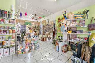 Voor meer info en foto’s, surf naar www.swevers.be – In het hart van Beringen, op wandelafstand van het centrum, vinden we dit handelspand in de Onze-Lieve-Vrouwstraat 22. Het pand beschikt over een oppervlakte van 57 m² en biedt dankzij zijn functionele indeling en grote raampartijen heel wat mogelijkheden voor een winkel, kantoor of dienstverlenende activiteit. De open commerciële ruimte van 42 m² wordt aangevuld met een berging, keuken en een apart toilet. Achteraan ligt een afzonderlijke garage van 25 m², bereikbaar via een doorgang, ideaal voor stockage of als veilige parkeerplaats. De ligging is uitstekend: openbaar vervoer op 50 meter, scholen en winkels binnen 200 meter en een vlotte verbinding naar de snelweg. Een slimme investering met potentieel in een bruisende omgeving. Voor meer informatie, bel 011 255 155. Bron bewoonbare oppervlakte: EPC – verslag. Dit pand is onderworpen aan de renovatieverplichting van de Vlaamse overheid voor niet-residentiële gebouwen (behoudens bij sloop binnen 5 jaar na de aankoop). Consulteer voor meer informatie de website van het Vlaams Energie- en Klimaatagentschap via https://www.vlaanderen.be/bouwen-wonen-en-energie/niet-residentiele-gebouwen/verplichtingen-voor-niet-residentiele-gebouwen/renovatieverplichting-voor-niet-residentiele-gebouwen.