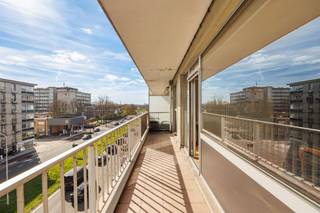 <p><span>Op zoek naar een ruim appartement, veel licht én een toplocatie net buiten de stad? In dit gezellige appartement in residentie Balmoral krijg je het allemaal: een riante leefruimte, 3 slaapkamers, een ruim zuid-gericht terras én een autostaanplaats die inbegrepen is in de prijs!<br /><br /></span></p><p><span>Licht, ruimte &amp; charme</span><span><br />Op de grens van Borgerhout en Deurne-Zuid, in de gekende Luitenant Lippenslaan net buiten de Singel, vind je dit appartement op de vierde verdieping. Je komt binnen in de ruime centrale inkomhal, die meteen praktisch uit de hoek komt met een vestiairekast, videofoon en een apart toilet.</span></p><p><span>De leefruimte is hier een echte troef. Met haar charmante blokjesparket, mooie dubbele deur met glas en oppervlakte van ca. 38,5 m² voelt ze heerlijk ruim aan. Je hebt hier meer dan genoeg plaats voor een grote zithoek en eettafel, terwijl het daglicht volop binnenvalt. Vooraan sluit de leefruimte aan op het zuid-gerichte terras, een fijne plek voor een koffie in de zon, wat kruiden in potten of een bistrosetje met twee stoelen.<br /><br /></span></p><p><span>Praktisch ingedeeld</span><span><br />Aansluitend vind je de keuken, met veel kastruimte en directe toegang tot het terras. Verder in de hal heb je nog een handige berging, een badkamer met douche, lavabomeubel en een tweede toilet.  </span></p><p><span>Achteraan liggen de drie slaapkamers, rustig georiënteerd en allemaal voorzien van een verzorgde laminaatvloer en vliegenramen. Met oppervlaktes van ca. 10 m², ca. 9 m² en ca. 19 m² zijn ze stuk voor stuk mooi bruikbaar. De grootste slaapkamer heeft bovendien nog een aansluitende berging met lavabo en aansluiting voor een wasmachine.</span></p><p><span>Ook handig: bij het appartement hoort een kelderberging én een autostaanplaats in de ondergrondse parking, die mee verkocht wordt.<br /><br /></span></p><p><span>Groen, centraal en vlot bereikbaar</span><span><br />Je woont hier op een bijzonder centrale plek, net buiten de stad en vlakbij heel wat groen. Het Te Boelaerpark ligt op wandelafstand, net als het Rivierenhof en Boekenbergpark. Ook Zurenborg met zijn gezellige restaurantjes en cafe's en Berchem Station zijn snel bereikbaar. Met een Mobiscore van 9,5/10 zit je hier uitstekend voor openbaar vervoer, winkels en een vlotte verbinding naar de Ring. Een topligging dus, voor wie rustiger wil wonen maar toch met de stad vlakbij.</span></p><p><span> </span></p>