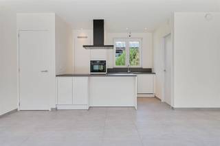 ENERGIEZUINIGE WONING MET 2 SLKS + TUIN In de Eendrachtstraat te Wervik treffen wij ter hoogte van huisnummer 13deze gesloten bebouwing aan. Wij...