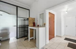 Op zoek naar een gelijkvloers appartement met een heerlijke tuin, een privatieve garage én een extra polyvalente ruimte? Dan is dit charmante gelijkvloerse appartement in een rustige en gegeerde buurt absoluut een bezoek waard.<br />Met een bewoonbare oppervlakte van 92m² (volgens EPC) geniet je van een aangename en vooral lichtrijk appartement, met een ruime inkomhal, een gezellige en vooral grote keuken met zicht op de tuin, een lichtrijke leefruimte, een bureau, een badkamer en momenteel één ruime slaapkamer. Mits een eenvoudige aanpassing zijn hier twee slaapkamers mogelijk.<br /><br />De absolute troef van deze woning is de combinatie van de uitstekende ligging en de uitzonderlijke buiten- en bergruimte. Achteraan geniet je van een heerlijke privatieve stadstuin met een gedeeltelijk overdekt terras, ideaal om in alle rust te genieten van het buitenleven.<br />Daarbovenop beschikt de woning over een volledig vernieuwd bijgebouw uit 2021, momenteel ingericht als bureau. Deze polyvalente ruimte leent zich perfect als thuiskantoor, praktijkruimte, hobbyruimte of atelier.<br /><br />Ook praktisch heeft deze woning heel wat te bieden:<br />-Privatieve garage<br />-Extra multifunctionele kelderruimte met 2e toilet<br />-Geen verrassingen: gemeenschappelijke kosten van € 137,50/maand, inclusief reservefonds en werkingsfonds<br />-Huidige verwarmingskost van ca. € 50/maand, inclusief verbruik en onderhoud<br />-De nieuwe eigenaar kan er desgewenst voor kiezen om in de toekomst over te schakelen op een ander verwarmingssysteem<br /><br />En dan is er natuurlijk de ligging: een absolute plus. Openbaar vervoer (metro/bus) op wandelafstand, het Georges Henripark op slechts 5 minuten en een Delhaize ligt letterlijk om de hoek. Ook andere winkels bevinden zich vlakbij. Hier woon je rustig, terwijl alles wat je nodig hebt binnen handbereik ligt.<br /><br />Een bijzonder aangename woning voor wie op zoek is naar comfort, buitenruimte, praktische extra’s en een uitstekende ligging. De privatieve garage, multifunctionele kelderruimte, heerlijke tuin en het bijgebouw maken dit appartement tot een bijzonder veelzijdige woonst met nét dat tikkeltje meer.