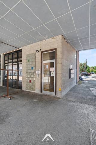 <p>In de Aalbeeksesteenweg te Kortrijk bieden wij dit instapklaar appartement met garagebox te huur aan. Rustig gelegen en met een praktische indeling, biedt dit appartement alle comfort voor hedendaags wonen op een bewoonbare oppervlakte van 87 m².</p>
<p>Bij binnenkomst leidt de inkomhal u naar een apart toilet en de lichte leefruimte, die aansluit op de keuken met rechtstreekse toegang tot het balkon. Praktisch is er ook een technische berging voorzien. Het appartement telt 2 volwaardige slaapkamers en 1 badkamer, waarbij de slaapkamer bovendien toegang biedt tot een aangenaam terras met bijhorende terrasberging. Uw wagen staat veilig en droog in de afgesloten garage achteraan het gebouw.</p>
<p><strong>Indeling en troeven:</strong><strong><br /></strong>✅ Bewoonbare oppervlakte van 87 m² (volgens EPC)<br />✅ 2 slaapkamers en 1 badkamer<br />✅ Lichte leefruimte met aansluitende keuken<br />✅ Balkon én terras met terrasberging<br />✅ Afgesloten garagebox inbegrepen<br />✅ Technische berging en apart toilet</p>
<p><strong>Huurvoorwaarden:<br /></strong><strong>✅ Huurprijs (incl. garagebox): € 850/maand<br />✅ Vaste kosten: € 50/maand<br />✅ Nutsvoorzieningen GWE: individueel af te sluiten door de huurder<br />✅ Huurwaarborg: 3 maand huur<br />✅ Beschikbaarheid: onmiddellijk<br />✅ Voorkeur voor een 3-6-9 huurovereenkomst</strong></p>
<p>Bezoekmomenten (op afspraak):<br />✅ Dinsdag 21/7 tussen 16-18u<br />✅ Donderdag 23/7 tussen 16-18u</p>
<p>Interesse? Contacteer ons gerust voor meer informatie of het inplannen van een bezoek.</p>