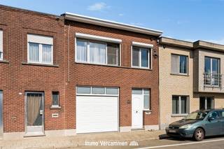 <p><span>Charmante & verzorgde woning te Duffel, gunstig gelegen in een landelijke omgeving met vlotte verbinding tussen Mechelen – Lier, Brussel – Antwerpen.</span></p><p><span> </span></p><p><span>Deze gezellige woning werd sinds 2019 grotendeels gemoderniseerd en is bijgevolg instapklaar. Op het gelijkvloers bieden een gezellige woonkamer met nieuwe geïnstalleerde keuken en veranda een aangename thuis, ideaal om mensen te ontvangen. De wasplaats en inpandige garage maken het gelijkvloers compleet. De nachthal op de eerste verdieping geeft toegang tot 2 slaapkamers en een badkamer met douche en toilet. De praktische kelder biedt samen met de garage en tuinberging voldoende stockageruimte. Achteraan de woning is het heerlijk vertoeven op het terras en in de aangename, verrassend ruime tuin - tevens bereikbaar via een poortje achteraan.</span></p><p><span> </span></p><p><span>Dankzij de gunstige ligging net buiten het dorpscentrum van Duffel-Oost zijn scholen, winkels en de wekelijkse markt op wandelafstand te bereiken. Belangrijke invalswegen en openbaar vervoer maken de bereikbaarheid optimaal.</span></p><p><span> </span></p><p><span>Interesse in dit mooie pand? Aarzel dan niet ons te contacteren via 015/755 444 of <span>info@immovercammen.be</span></span><span> .</span></p><p><span> </span></p>