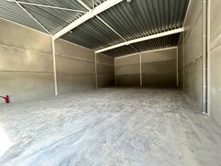 Deze recente KMO-unit van 234 m² is strategisch gelegen op een uitstekende locatie in Sint-Gillis-Waas en is uitermate geschikt als opslagruimte...