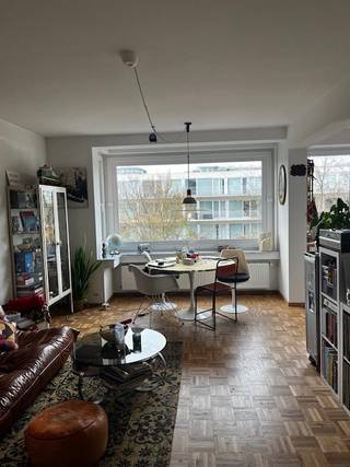 Welkom in dit verzorgd en instapklaar appartement gelegen op de derde verdieping van residentie Florina (met lift). <br />In 2016 werd het appartement volledig gerenoveerd (inclusief waterleidingen, afvoer en elektriciteit). <br />Het ligt op een absolute toplocatie vlakbij strand, zee en centrum. Daarnaast bevinden ook winkels, scholen en openbaar vervoer zich vlakbij. <br />Dankzij de doordachte indeling geniet u van een aangename, lichtrijke leefruimte met een warme uitstraling (overal parket), de perfecte plek om te ontspannen of gasten te ontvangen. <br />Verder beschikt het appartement over twee volwaardige slaapkamers, een verzorgde badkamer en praktische kelderberging. <br />Bent u op zoek naar een instapklare woonst waar u zich meteen thuis voelt? Contacteer mij vandaag nog voor meer informatie of een bezoek ter plaatse!<br />Extra troeven:<br />- overal parket<br />- nieuwe ramen (2018)<br />- nieuwe elektriciteit (gekeurd tot 2039)<br />- nieuwe parlofoon<br />- lift met nieuwe motor (2025)<br /><br />Geen immo !<br /><br />