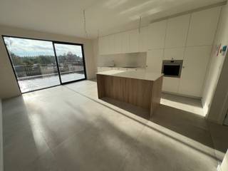 Nieuwbouw afgewerkte duplex (98m²) met aparte ingang, 2 slaapkamers, achterliggend terras (15m²) en bovengrondse parkeerplaats. <br />6% BTW mogelijk mits voldoen aan voorwaarden! <br />LAATSTE APPARTEMENT! <br /><br />Indeling GLV: aparte ingang. <br /><br />1V: inkomhal; apart toilet; berging met aansluiting voor WM/DK; geïnstalleerde keuken voorzien van de nodige toestellen; eetruimte met toegang tot het achterliggend terras (15m²); zitruimte met zicht op de straat. <br /><br />2V: nachthal; 2 slaapkamers; badkamer bevat inloopdouche, lavabo en toilet. <br /><br />Bovengrondse parkeerplaats + privatieve berging zijn verplicht aan te kopen voor 21.700 euro.<br /><br />Algemeen:<br />- Max te behalen e-peil: 30 (vloerverwarming + warmtepomp lucht/lucht) <br />- Mogelijke aankoop aan 6% BTW (mits voldoen aan voorwaarden) <br />- Gemeenschappelijke fietsenstalling<br /><br />Voor meer info of een afspraak op kantoor: 0472 22 22 44 of thanee@solittvastgoed.be.