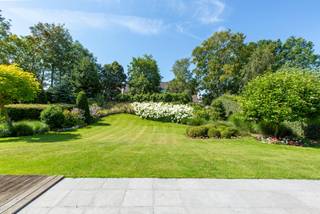 Ruime koppelvilla met veel lichtinval en een zeer charmante tuin. Dit op een rustige ligging in het Zoute met een perfecte zon oriëntatie.Indeling:...