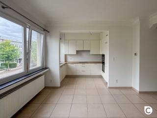 <p><span>Prachtig ruim 3-slaapkamer appartement in Berchem</span></p><p><span> </span></p><p><span>Dit instapklare 3-slaapkamer appartement bevindt zich op de eerste verdieping (dakappartement) van een kleinschalig gebouw met slechts 3 appartementen, zonder lift. Dankzij de vele ramen geniet het appartement van een overvloed aan natuurlijk licht. Er is de mogelijkheid om een autostaanplaats aan te kopen voor € 15.000. Verder zijn er een gemeenschappelijke fietsenberging en twee kelders beschikbaar.</span></p><p><span> </span></p><p><span>Indeling van het appartement:</span></p><p><span> </span></p><p><span>Living en keuken</span><span><br /></span><span>Het appartement beschikt over een ruim open leefgedeelte waarin woonkamer, eetruimte en keuken naadloos in elkaar overlopen. Deze open indeling zorgt voor een licht en ruimtelijk gevoel. De moderne witte keuken is volledig uitgerust met inbouwapparatuur, waaronder dubbele ovens en een keramische kookplaat. Het houten werkblad brengt warmte in de ruimte en het grote raam zorgt voor veel natuurlijk licht. De woonkamer is gezellig en licht, ideaal om te ontspannen, terwijl het aangrenzende eetgedeelte ruimte biedt voor een dinertafel. Het open concept is perfect voor samenkomen met familie en vrienden.</span></p><p><span> </span></p><p><span>Slaapkamers</span><span><br /></span><span>Het appartement telt drie slaapkamers. De hoofdslaapkamer beschikt over een groot raam met uitzicht op de groene omgeving, ideaal voor rust en privacy.</span></p><p><span> </span></p><p><span>Badkamer<br /></span><span>De moderne badkamer is afgewerkt met witte tegels en voorzien van een inloopdouche met glazen wand, een functioneel lavatorium met spiegel en praktische opbergruimte. Een aangename ruimte voor dagelijks gebruik.</span></p><p><span> </span></p><p><span>Ligging en omgeving<br /></span><span>Gelegen in het dynamische Berchem, geniet dit appartement van een rustige, groene straat en een uitstekende bereikbaarheid. Scholen, winkels, restaurants en openbaar vervoer bevinden zich in de nabije omgeving, waardoor het ideaal is voor gezinnen en stellen.</span></p><p><span> </span></p><p><span> </span></p><p><span>Bijzonderheden:</span></p><ul><li><span>Instapklaar </span></li><li><span>3 slaapkamers </span></li><li><span>Doorloopappartement </span></li><li><span>Lage algemene kosten </span></li><li><span>Elektriciteit conform </span></li><li><span>Veel natuurlijk lichtinval </span></li><li><span>Gemeenschappelijke fietsenberging </span></li><li><span>Mogelijkheid tot aankoop van een autostaanplaats (€ 15.000) </span></li><li><span>Vrij bij akte </span></li></ul><p><span>Ook het appartement op de tweede verdieping is te koop. Indien u wenst, kunt u deze ook zien.</span></p><p><span> </span></p><p><span> </span></p>