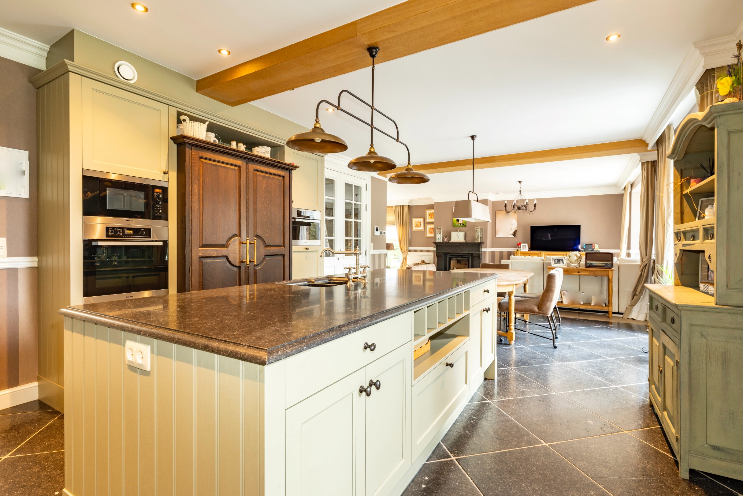 Spacious villa with 5 bedrooms on 24 acres located - photo 4