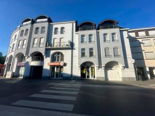 Toplocatie op het Keizersplein 2 (voormalig Tempo Team), met veel passage, uitstekende visibiliteit en parkeergelegenheid voor de deur. In het stadscentrum bevindt zich deze volledig ingerichte en moderne kantoorruimte van 195 m², instapklaar en geschikt voor diverse professionele doeleinden. De ruimte beschikt bovendien over één privatieve parkeerplaats (nr. 8). Huurprijs bedraagt 2.950 euro per maand. Onroerende voorheffing ten laste van de huurder. Gemeenschappelijke kosten: 25 euro per maand. EPC LABEL: B. Interesse? Contacteer ons voor meer info of een bezoek via info@immodelestre.be of 054 33 62 52. www.immodelestre.be