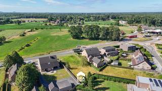 <p>Deze bouwgrond voor een open bebouwing is gelegen in Grote-Brogel, een landelijke deelgemeente van Peer. Hier geniet je dagelijks van een prachtig vrij uitzicht over de velden van de A-beekvallei, terwijl je dankzij de strategische ligging vlot verbinding hebt naar zowel Peer als Bree. Een ideale locatie voor wie rustig wil wonen zonder in te boeten aan bereikbaarheid.</p>

<p>Met een perceeloppervlakte van 9a 48ca is deze bouwklare bouwgrond de perfecte basis voor het realiseren van een ruime gezinswoning. De perceelbreedte van 20 meter en een diepte van ongeveer 54 meter bieden heel wat mogelijkheden om een woning te ontwerpen die volledig aansluit bij jouw wensen. Bovendien zijn de afvoerputjes reeds aanwezig, wat een extra praktisch voordeel biedt.</p>

<p><strong>Enkele troeven:</strong></p>

<ul><li>Bouwklare bouwgrond voor een open bebouwing.</li><li>Ruim perceel van 948 m² met een breedte van 20 meter.</li><li>Vrij en groen uitzicht over de velden van de A-beekvallei.</li><li>Landelijke ligging met een vlotte verbinding tussen Peer en Bree.</li><li>Afvoerputjes zijn reeds aanwezig.</li></ul>
De volledige bouwvoorschriften kunnen via mail bezorgd worden. Denkt u eraan om uw eigen ding te doen in Grote-Brogel? Contacteer ons dan via impact@era.be of via 089 46 48 63.<br />