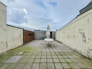 <span><span><strong>1ste bezoekdag vrijdag 12 december! Inschrijven kan via www.nobels.be onder referentienummer 4179073.</strong></span></span><br /><br />GEZELLIGE GESLOTEN BEBOUWING met KOER en BERGRUIMTE, gelegen te Oudenaarde. Dankzij haar BETAALBAAR KARAKTER vormt deze woning de IDEALE STARTERSWONING, maar ook een INTERESSANTE INVESTERING (momenteel verhuurd). De woning geniet van een CENTRALE LIGGING nabij het CENTRUM van Oudenaarde, met winkels, scholen en openbaar vervoer op KORTE AFSTAND.<br />Via de inkomhal heeft u toegang tot de gezellige woonkamer, aansluitend de ingerichte keuken en badkamer. De 1ste verdieping omvat 2 slaapkamers, en via een vaste trap bereikt u de zolderverdieping, die nog kan worden afgewerkt en zo extra mogelijkheden biedt.<br />Buitenshuis beschikt de woning over een stadskoer met extra bergruimte, ideaal voor fietsen of opslag.<br /><br />Adres: Nederenamestraat 304, 9700 Oudenaarde<br /><br />EPC: 255 kWh/m², G-score en P-score D, Geen renovatieverplichting van toepassing