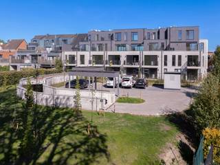 Aankoop aan 6% BTW mogelijk, vraag naar de voorwaarden.<br /><br />Op wandelafstand van het dorpscentrum verrijst Residentie Conscience, gelegen aan de Turnhoutsebaan 384-386. Dit nieuwbouwproject biedt appartementen met 1, 2 of 3 slaapkamers, elk met een aangenaam terras of tuin en uitzicht op achterliggend gemeenschappelijk groen.<br /><br />Dit penthouse van ca. 122 m² omvat op nivo 2 een inkomhal met gastentoilet, leefruimte met ingerichte open keuken met alle nodige toestellen en toegang tot het terras, berging, een slaapkamer met terras, een trap brengt ons naar nivo 3 waar we via de nachthal toegang hebben tot een slaapkamer, een badkamer, en een derde terras. <br />De ondergrond is voorzien van autostaanplaatsen en bergingen. Er zijn ook bovengrondse staanplaatsen en fietsenberging beschikbaar. Een staanplaats dient mee aangekocht te worden.<br /><br />De appartementen worden gerealiseerd volgens de nieuwste normen en staan garant voor energiezuinig en hedendaags wonen (BEN, vloerverwarming warmtepomp, parket, ...).<br />Een uitzonderlijke woonkans op een gegeerde locatie in Schilde.<br /><br />De verkoop geschiedt onder BTW op het constructie-aandeel en registratierechten op het grondaandeel, onder de voorwaarden van de Wet Breyne. Voor meer informatie en/of een afspraak om dit unieke appartement persoonlijk te ontdekken, neem contact met Karin op 0486/97 84 27 of karin@reds.be