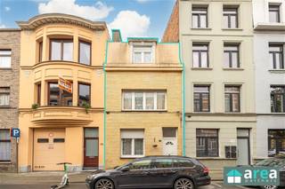 Deze charmante (en verhuurde) woning met koer bevindt zich in een rustige straat in het hippe Boho. Het betreft een op te frissen ééngezinswoning...