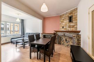 [[ DIT PAND NEEMT DEEL AAN DE ERA OPEN HUIZEN DAG OP 19/9 VAN 9:30 TOT 10:30 ]]
<p>Comfortabel appartement in een rustige, residentiële buurt van Antwerpen met vlotte verbindingen en openbaar vervoer vlakbij.</p>

<p>Dit appartement in de Golfstraat combineert een aangename woonomgeving met de nabijheid van de stad. Dankzij de rustige ligging geniet u hier van comfortabel wonen, terwijl winkels, openbaar vervoer en belangrijke invalswegen zich op korte afstand bevinden. De praktische indeling met twee slaapkamers maakt het appartement geschikt voor zowel eigen bewoning als investering. De lichtrijke leefruimte en functionele keuken zorgen voor een aangename woonervaring. Bovendien beschikt het appartement over een gunstig EPC-label B.</p>

<p> </p>

<p>Belangrijkste ruimtes:<br />• Lichtrijke woonkamer met aangename leefruimte<br />• Functionele keuken uitgerust met oven, dampkap en gasfornuis<br />• Slaapkamer met comfortabele oppervlakte<br />• Tweede slaapkamer, ideaal als kinder-, logeer- of bureauruimte<br />• Badkamer voorzien van douche, toilet en enkele wastafel<br />• Inkomhal met toegang tot de verschillende ruimtes</p>

<p>Troeven:<br />• Rustige ligging met de stad dichtbij<br />• Openbaar vervoer en dagelijkse voorzieningen vlakbij<br />• Interessant voor zowel eigen bewoning als investering</p>

<p> </p>

<p>Neem vandaag nog contact op met je ERA-makelaar voor een bezoek.</p>

<p>JOUW DROOMAPPARTEMENT. ZO GEVONDEN!</p>