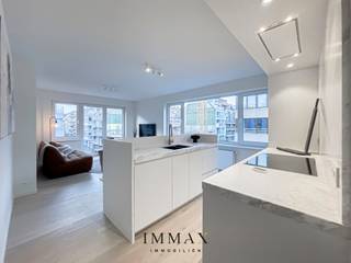 Totaal renovatie hoekappartement gelegen op enkele stappen van de Lippenslaan en de zee te Knokke.<br /><br />Indeling: inkomhall met vestiaire en gastentoilet.<br />Lichtvolle woonkamer en volledig ingerichte, moderne keuken.<br />Het appartement werd uitgerust met 2 volwaardige slaapkamers en een douchekamer.<br /><br />Kelderberging aanwezig in het gebouw en mogelijkheid tot aankoop van een garage in de nabije omgeving van het appartement.<br />Meubilair inbegrepen.<br /><br />Aarzel niet om ons te contacteren voor meer info: tel. : 050 62 44 14 of via knokke@immax.be