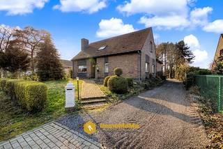Open bebouwing met 3 slaapkamers en ruime tuin te koop in Wachtebeke!<br /><br />In de Cornilstraat 11 te Wachtebeke vindt u deze open bebouwing met een bewoonbare oppervlakte van 241 m² op een perceel van 1.464 m². De woning beschikt over 3 slaapkamers, een garage en een ruime tuin met mooie, volwassen bomen achteraan het perceel. Dankzij het EPC-label D geldt er bovendien geen renovatieverplichting.<br /><br />Troeven:<br />- Open bebouwing<br />- Bewoonbare oppervlakte: 241 m²<br />- Perceel van 1.464 m²<br />- 3 slaapkamers<br />- Garage<br />- EPC-label D – geen renovatieverplichting<br />- Grote tuin met aangelegde bomen<br />- Zolder met uitbreidingsmogelijkheden<br /><br />Indeling:<br />Via de inkomhal komt u in de leefruimte met eetplaats. Deze lichtrijke ruimte geeft toegang tot de veranda met zicht op de tuin. Vanuit de leefruimte bereikt u ook de keuken, die aansluit op de garage. Op het gelijkvloers bevinden zich daarnaast twee slaapkamers en de badkamer. Op de eerste verdieping is er een ruime derde slaapkamer en een grote zolderruimte, die mits afwerking nog kan worden ingericht als extra slaapkamers, hobbyruimte of bureau. Buiten geniet u van een ruime tuin met volwassen bomen, ideaal voor wie houdt van rust, groen en privacy.<br /><br /> 