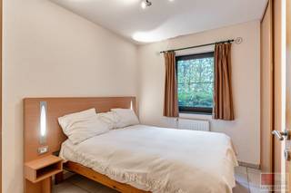 Op de prachtige Golf de Durbuy, nabij Barvaux in de Ardennen, bevindt zich dit zeer goed onderhouden appartement in uitstekende staat. Het appartement heeft een bewoonbare oppervlakte van ca. 70 m² en is rustig gelegen in een groene omgeving, vlak bij hole 1, de driving range en de putting green. In de buurt bevindt zich bovendien nog een andere golfbaan, Five Nations.<br /><br />Het appartement bestaat uit een ruime en lichtrijke woon- en eetkamer, die een aangenaam gevoel van openheid creëert. Verder zijn er twee volwaardige slaapkamers, beide uitgerust met ingebouwde kasten voor extra opbergruimte. De woonkamer geeft uit op een groot overdekt terras van ca. 16 m² met een mooi uitzicht — een perfect verlengstuk van de leefruimte, ideaal om in alle rust van de buitenlucht te genieten.<br /><br />Dit appartement is het enige met een zijdeur naar de tuin en werd recent voorzien van horren in beide slaapkamers en een grote schuifhor aan het terras. Daarnaast wordt er een moderne, op afstand bedienbare verwarming met thermostaat geïnstalleerd.<br /><br />Een ideale opportuniteit voor wie op zoek is naar een comfortabel en praktisch appartement met potentieel, in een unieke en groene golfomgeving.<br /><br />Rue des Renoncules 216 ligt in een rustige, groene wijk van Durbuy, omringd door bosrijke heuvels en wandelpaden. De omgeving straalt de typische charme van de Ardennen uit, met pittoreske dorpjes en de rivier de Ourthe in de nabijheid. Op korte afstand vind je het historische centrum van Durbuy met gezellige straatjes en restaurants. <br /><br />Bezichtig deze woning ook digitaal en 'loop' zelf door de woning. Kijk daarvoor op onze website of via: <br />my.matterport.com/show/?m=wT2y5BNAfP8<br /><br />INDELING<br /><br />Appartement: <br /><br />- Inkom met direct toegang tot de slaapkamers, badkamer en leefruimte;<br />- Slaapkamer 1 van ca. 8m² en slaapkamer 2 van ca. 7.5m², beiden voorzien van inbouwkasten;<br />- Apart gastentoilet met lavabo;<br />- Badkamer met ligbad en thermostatische kraan met douchefunctie, wastafel met onderkast en spiegel, apart handdoekenstangen om deze te laten drogen;<br />- Ruime woonkamer/eetkamer voorzien van houtkachel (inbouwcassette) met schuifpui die rechtstreeks toegang geeft tot het grote overdekte terras;<br />- Keuken voorzien van keramisch kookvuur (SMEG), afzuigkap, vaatwasser, inox spoelbak met afdruip, frigo en magnetron<br /><br />Energieprestatie en binnenklimaat (EPB-EPC)<br />Certificaat beschikbaar: ja <br />EPC certificaatnummer: 20260120022982<br />Berekende energiescore : (kWh/m²): 301 kWh/m² jaar<br />Het certificaat is geldig tot en met: 20/01/2036<br />Electrische installatie: CONFORM<br /><br />Dit pand is onderworpen aan de renovatieverplichting van de Vlaamse overheid voor residentiële gebouwen (behoudens bij sloop binnen 5 jaar na de aankoop). Consulteer voor meer informatie de website van het Vlaams Energie- en Klimaatagentschap via https://www.vlaanderen.be/een-huis-of-appartement-kopen/renovatieverplichting-voor-residentiele-gebouwen<br /><br />Informatie stedenbouwkundige voorschriften:<br />Stedenbouwkundige vergunning: in aanvraag<br />Meest recente bestemming: in aanvraag<br />Dagvaarding uitgebracht: in aanvraag<br />VOORKOOPRECHT OP DIT GOED: in aanvraag<br />VERKAVELINGSVERGUNNING: in aanvraag<br />WATERGEVOELIG OPENRUIMTEGEBIED: in aanvraag<br /><br />Overstromingsgevoelige gebieden: <br />Perceelscore of P-score : in aanvraag<br />Gebouwenscore of G-score: in aanvraag<br />Ligging in Signaalgebied: in aanvraag<br />Ligging in afgebakende oeverzone of afgebakend overstromingsgebied: in aanvraag<br /><br />A:geen overstroming gemodelleerd B: kleine kans op overstromingen onder klimaatverandering C: kleine kans op overstromingen D: middelgrote kans op overstromingen<br /><br />Beschermd erfgoed<br />GEINVENTARISEERD ERFGOED: in aanvraag<br />BESCHERMD ONROEREND ERFGOED: in aanvraag