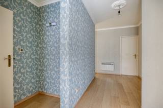 <p><strong>Schaffen (Diest): instapklaar appartement te koop met 3 slaapkamers, en garage</strong></p>

<p>Dit appartement is gelegen in Schaffen, een deelgemeente van Diest, met een vlotte verbinding naar de autostrade en op korte afstand van het treinstation en openbaar vervoer. Het centrum van Diest bevindt zich op fietsafstand, wat zorgt voor een ideale combinatie van rustige ligging en uitstekende bereikbaarheid. Perfect voor wie comfortabel wil wonen met alle voorzieningen binnen handbereik.</p>

<p>Het appartement bevindt zich op de eerste verdieping en is instapklaar. Met een vernieuwde keuken (2015) en airconditioning in de woonkamer (zowel warm als koud), geniet u hier van hedendaags comfort. Dankzij de praktische indeling en vlotte toegankelijkheid is dit een ideale woonst voor gezinnen, koppels of investeerders.</p>

<p><strong>Indeling:</strong></p>

<ul><li><strong>Eerste verdieping: </strong>inkomhal, apart toilet, ruime woonkamer met elektrische inbouwcassette, volledig uitgeruste keuken, nachthal, drie slaapkamers, badkamer met douche, berging, en terras</li><li><strong>Kelder:</strong> privatieve kelderberging</li><li><strong>Buiten:</strong> garagebox met automatische poort</li></ul>

<p><strong>Troeven:</strong></p>

<ul><li>Instapklaar appartement</li><li>Airco (warm/koud) in woonkamer</li><li>Privatieve garagebox met automatische poort</li><li>Uitstekende ligging nabij station en centrum</li><li>Ideaal als investering</li></ul>

<p>Op zoek naar een comfortabel en instapklaar appartement op een strategische ligging? Ontdek zelf de troeven van deze eigendom in Schaffen en plan vandaag nog uw bezoek!</p>

<p><strong>JOUW DROOMWONING. ZO GEVONDEN!</strong></p>