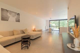 Vandaag nemen we je mee naar deze moderne en recente woning gelegen in een groene omgeving en doodlopende straat te Ruisbroek. Ideaal voor wie op zoek is naar een instapklare woning in een kindvriendelijke buurt.<br /><br />We komen binnen in de inkomhal, voorzien van een toilet en ingemaakte kasten, die toegang geeft tot de wasplaats. Deze ruimte is alsook voorzien van ingemaakte kasten. Verder lopen we door naar de ruime leefruimte met een aangename eetplaats waar licht en zicht op de tuin centraal staan. Aansluitend bevindt zich de volledig geïnstalleerde keuken en een praktische berging.<br /><br />Wanneer we de trap naar boven nemen, treffen we de ruime nachthal met toegang tot de drie ruime slaapkamers en een prachtige badkamer voorzien van een inloopdouche, bad en dubbele lavabo. Last but not least, is er een bureauruimte aanwezig die momenteel dienst doet als dressing.<br /><br />Verder is er een apart toilet aanwezig op de eerste verdieping.<br />Het dakraam in de nachthal zorgt voor extra lichtinval.<br /><br />In de zuidwest georiënteerde tuin kan je aangenaam genieten van een aperitiefje met zicht op het achterliggend bos.<br /><br />Dankzij de doodlopende straat beschik je over voldoende parkeermogelijkheden.<br />Verder is de woning voorzien van 14 zonnepanelen en vier airco's in de leefruimte en de slaapkamers.<br /><br />Heb je interesse in deze prachtige en energiezuinige woning in een groene omgeving?<br />Neem gerust contact op via roy@julimmo.be of 0498 62 74 71.