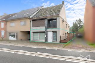 <p>We vinden dit ruim gelijkvloers appartement terug op de Guido Gezellelaan in Heusden met een bewoonbare oppervlakte van 134m².<br /><br /><span>Via de inkomhal met gastentoilet komen we in de leefruimte met volledig uitgeruste open keuken. Verder beschikt het appartement over drie slaapkamers, een badkamer met inloopdouche, lavabo en tweede toilet, een ruime wasplaats en een veranda.<br /></span><span>Alle ruimtes kunnen nog verder naar eigen smaak worden opgefrist zodat u hier eenvoudig uw eigen stijl en sfeer kunt creëren.<br /><br /></span><span>Uw wagen kunt u voor de deur parkeren, achter het appartement of in de private garage met automatische poort. Via de Holleweg bereikt u de achterzijde van het pand waardoor de garage en tuin vlot toegankelijk zijn.<br /><br /></span><span>Een grote troef is de buitenruimte aan de achterzijde. Het appartement beschikt over het exclusieve gebruiksrecht van de achterliggende tuin die zowel via de veranda als via de garage bereikbaar is. Hier kunt u een gezellige tuin, terras of aangename buitenplek creëren. Hierbij dient wel rekening te worden gehouden met het bestaande recht van doorgang ten voordele van de buur die toegang moet behouden tot zijn garage.<br /><br /></span><span>Momenteel beschikt het over EPC-label F en valt het onder de renovatieverplichting. De reeds vernieuwde ramen en deuren zijn nog niet verwerkt in het huidige EPC-attest. Verder werkt de verwarming op stookolie maar dankzij de aanwezige gasaansluiting of de mogelijke installatie van een warmtepomp zijn er verschillende opties om het energetisch comfort te optimaliseren. Bovendien is de elektrische installatie reeds conform.<br /><br /></span><span></span><span></span><span>Ook de ligging is een absolute troef. Dankzij de centrale ligging in Heusden bevinden winkels, horeca, openbaar vervoer en andere dagelijkse voorzieningen zich op korte afstand. Bovendien zijn de omliggende gemeenten en belangrijke verbindingswegen zeer vlot bereikbaar.<br /><br /></span><span>Bent u op zoek naar een ruim gelijkvloers appartement met drie slaapkamers, een recente keuken en badkamer én de mogelijkheid om een eigen buitenruimte te creëren? Dankzij de centrale ligging en de ruimtes die u verder naar eigen smaak kunt opfrissen biedt dit appartement heel wat potentieel om er uw eigen gezellige thuis van te maken!<br /><br /></span><strong>Guido Gezellelaan 131 – 3550 Heusden-Zolder<br /><br /></strong><span>Neem gerust contact met ons op voor meer informatie of een bezichtiging op 0476689780.<br /></span><strong>We Invest Demervallei Paal<br /></strong><em>Vastgoed Anders Bekeken</em></p>