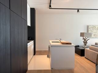 Dit ruime duplexappartement met hoogwaardige afwerking is gelegen op het Eilandje, een van de meest geliefde wijken van Antwerpen. De luxueuze afwerking is meteen voelbaar vanaf de inkomhal van het gebouw en wordt consequent doorgetrokken in het volledige appartement.<br /><br />Bij het betreden van het appartement valt onmiddellijk het ruimtegevoel op. De totale oppervlakte van het appartement is verdeeld over twee niveaus. Op de eerste verdieping bevindt zich de ruime leefruimte met open keuken. De stijlvolle maatkeuken is uitgerust met hoogwaardige toestellen en vormt het hart van de woning. Via de grote raampartij heeft u toegang tot het aansluitende terras van ca. 10 m², waar u geniet van een uniek uitzicht op het iconische MAS en de rustgevende jachthaven.<br /><br />Een interne trap leidt naar de tweede verdieping, waar het nachtgedeelte is ondergebracht. Hier bevinden zich twee ruime slaapkamers die uitkijken op de rustige Adriaan Brouwerstraat. Beide slaapkamers beschikken over een eigen stijlvolle badkamer. De eerste badkamer is uitgerust met een ligbad en inloopdouche, terwijl de tweede badkamer voorzien is van een inloopdouche.<br /><br />Een private kelderberging is begrepen in de huurprijs. <br /><br />Autostaanplaats in de ondergrondse garage bij te huren aan 160 Euro per maand.<br /><br />Gemeenschappelijke lasten: 150 Euro per maand.<br />Provisie op het verbruik van verwarming en warm water: 120 Euro per maand.<br />Koud water en elektriciteit zijn privé op te nemen door de huurder.<br /><br />Beschikbaar vanaf 1 september 2026.