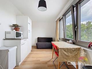 CASALINA Real Estate biedt exclusief te koop aan een PENTHOUSE van 38 m², volledig gerenoveerd in 2020, op het laatste verdiep in een...