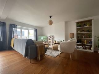 <p><span>Charmant duplex-appartement in het centrum van Dendermonde</span></p><p><span>Ontdek de charme van dit ideaal gelegen duplex appartement (3-de en 4de verdieping), gelegen in het hart van het centrum van Dendermonde, op wandelafstand van het station. </span></p><p><span>Met zijn gezellige sfeer, houten vloeren, overvloed aan natuurlijk licht en moderne voorzieningen is dit de perfecte plek om te wonen.</span></p><ul><li><span>Indeling op derde verdieping : ruime inkom met plaats voor bureau, z</span><span>eer gezellige lichrijke woonruimte met plankenvloer, aangrenzende berging, 1 grote slaapkamer, klein terras achteraan, toilet</span></li><li><span> </span></li><li><span>Op bovenliggend verdiep : 2de grote slaapkamer en ruime badkamer met ligbad (met natuurlijk zonlicht)</span></li><li><span> </span></li><li><span>Voorzieningen:</span><span> Aardgasverwarming voor comfortabele warmte | Fietsenbergplaats voor handige opslag<br /><br /></span></li></ul><p><span>Troeven : </span><span>Ideale ligging in het centrum | sfeervol en karaktervol duplex appartement | Modern comfort met behoud van authentieke elementen | Nabijheid van openbaar vervoer en voorzieningen</span><span> | gunstig EPC</span></p><p><span>Het gebouw is niet voorzien van een lift.</span></p><p><span> </span></p><p><span>Beschikbaar : 01/02</span></p><p><span> </span></p><p><span>Voor meer info bel 052/55 55 55 of via info@immotwins.be</span></p>